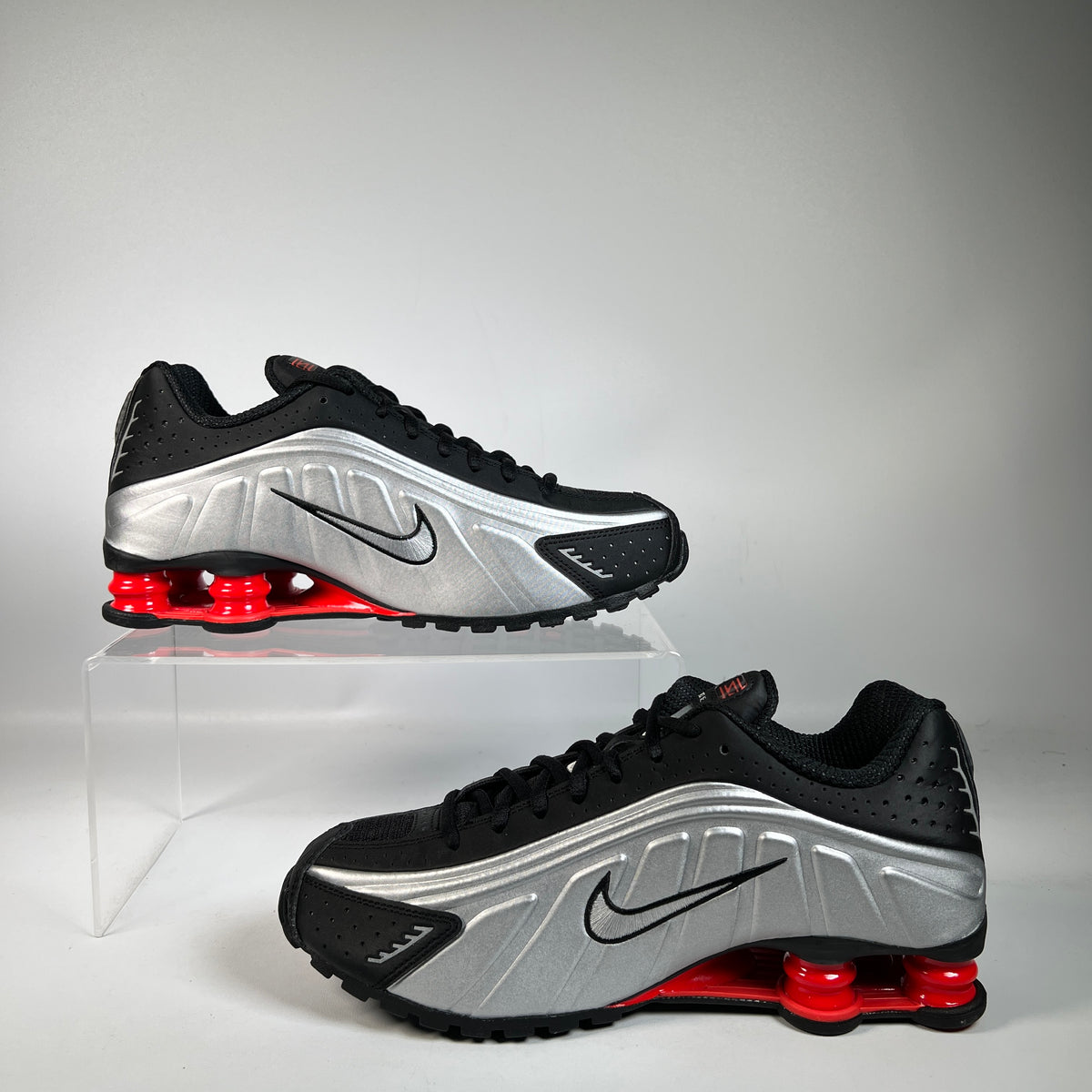 Nike Shox R4 Black Metallic Silver (2025) Size 7m / 8.5w NEW s22950