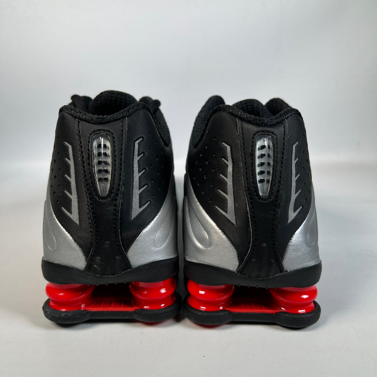 Nike Shox R4 Black Metallic Silver (2025) Size 7m / 8.5w NEW s22950