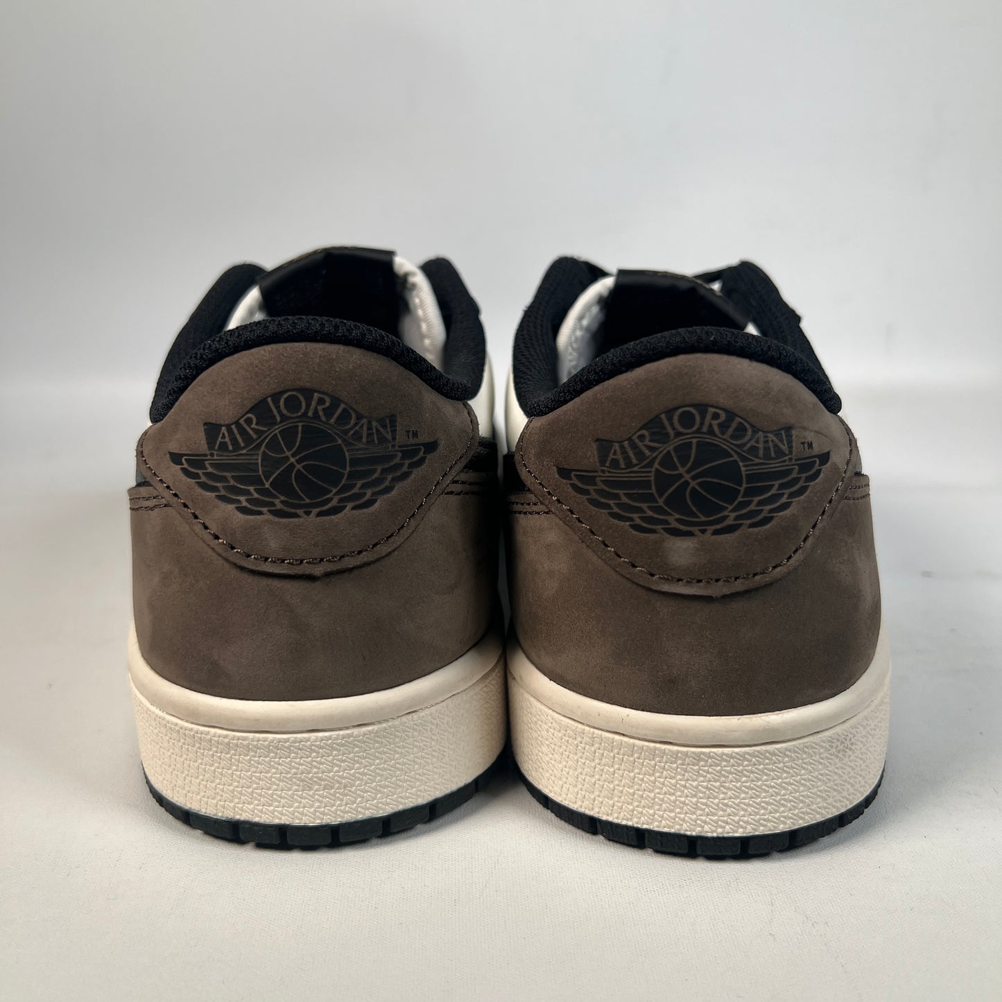 Jordan 1 Low Mocha (2024) Size 8.5 USED s23036