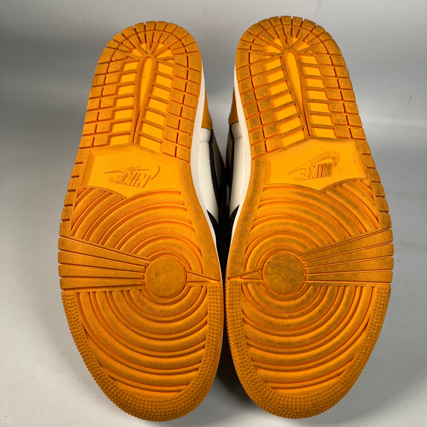 Jordan 1 High Taxi (2022) Size 9 USED s23047