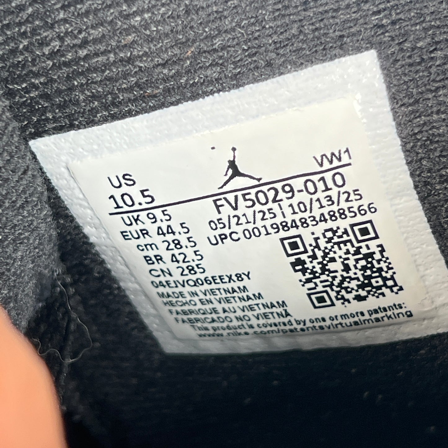 Jordan 4 Black Cat (2025) Size 10.5 USED s22953