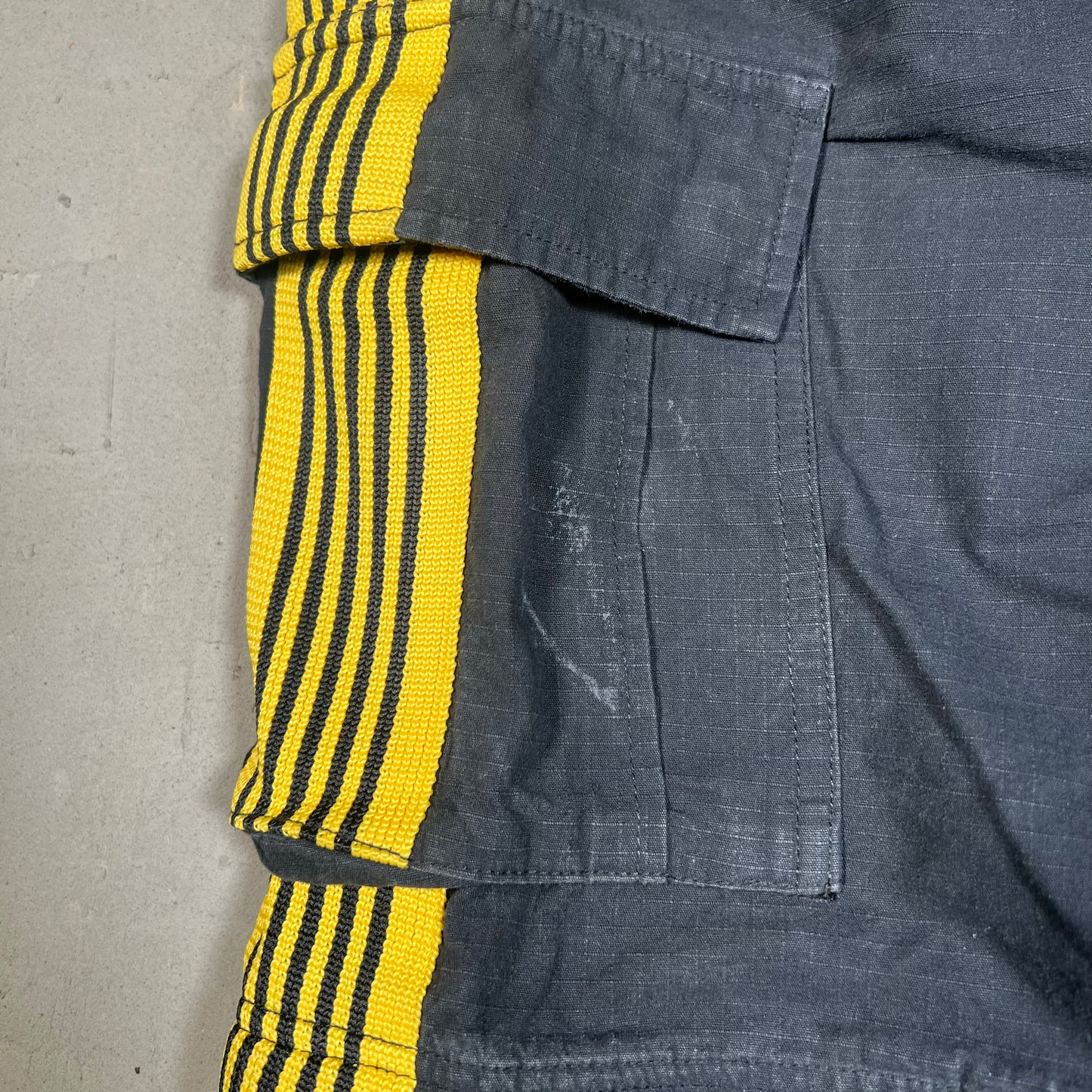 GV Gallery Raspberry Hills Black w/ Yellow Stripe Ripstop Convertile Pant Size Small USED x17675