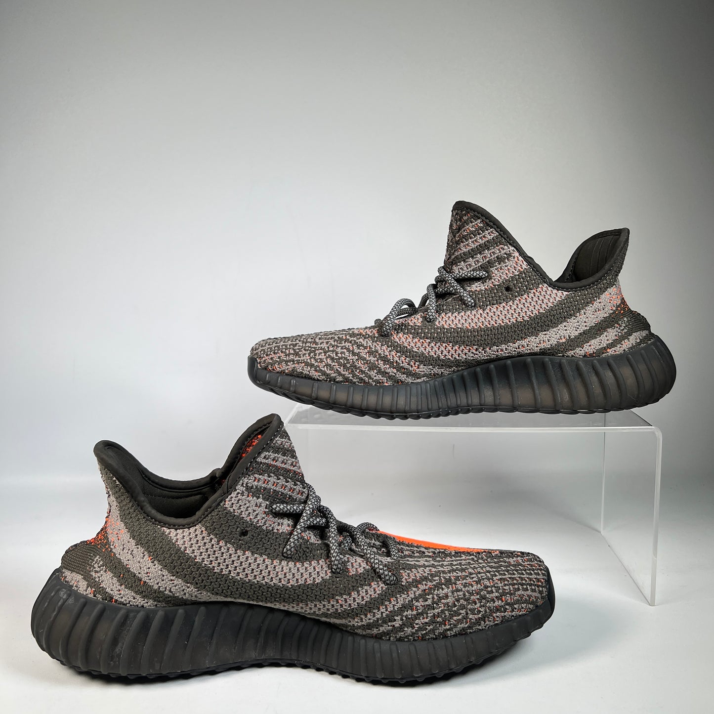 Yeezy 350v2 Carbon Beluga (2023) Size 10.5 USED s22964