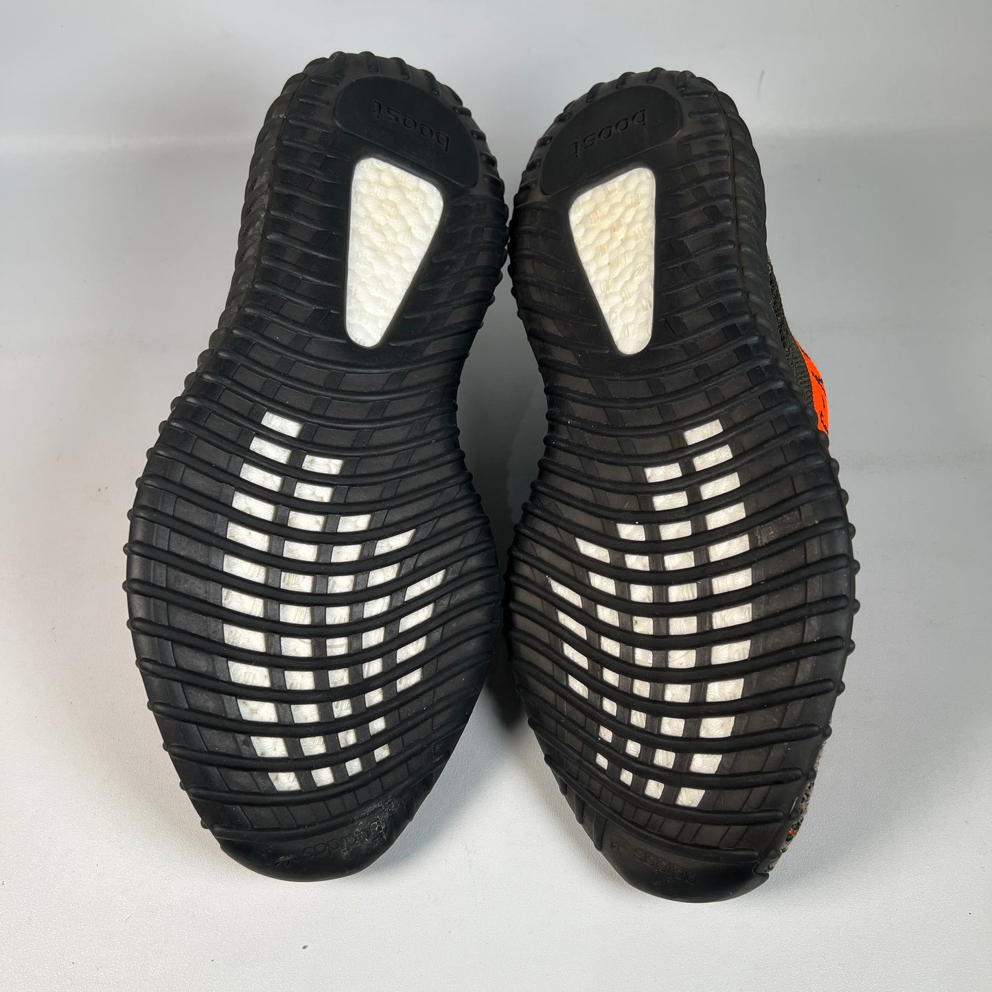Yeezy 350v2 Carbon Beluga (2023) Size 10.5 USED s22964