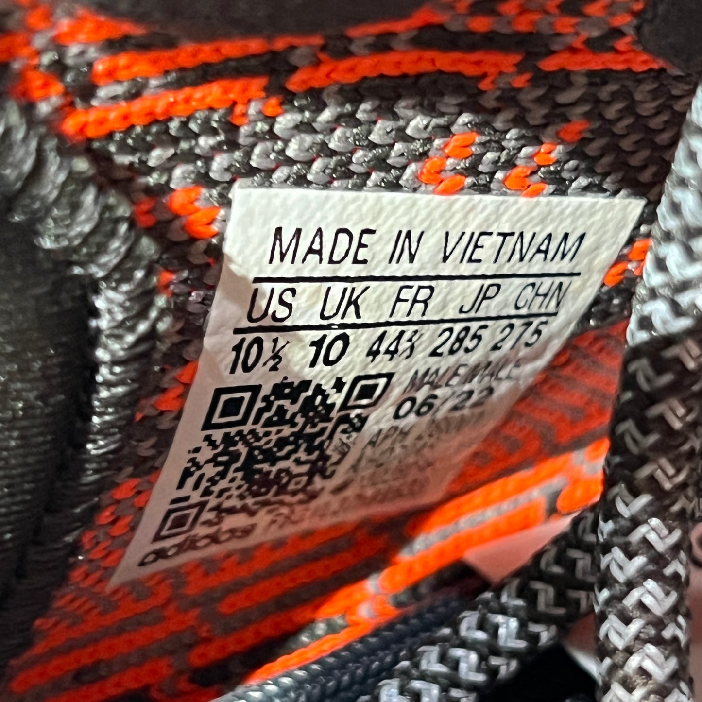 Yeezy 350v2 Carbon Beluga (2023) Size 10.5 USED s22964