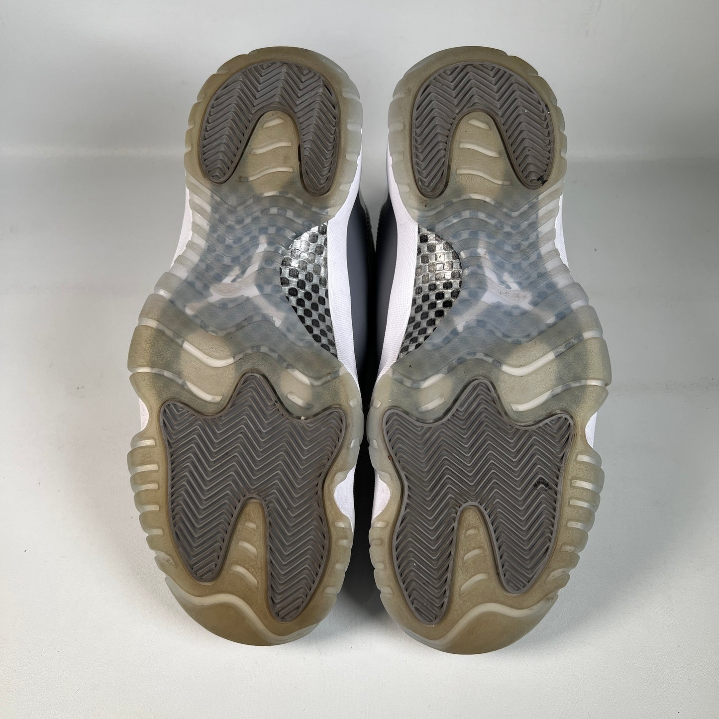 Jordan 11 Cool Grey (2021) Size 9.5 USED s23026