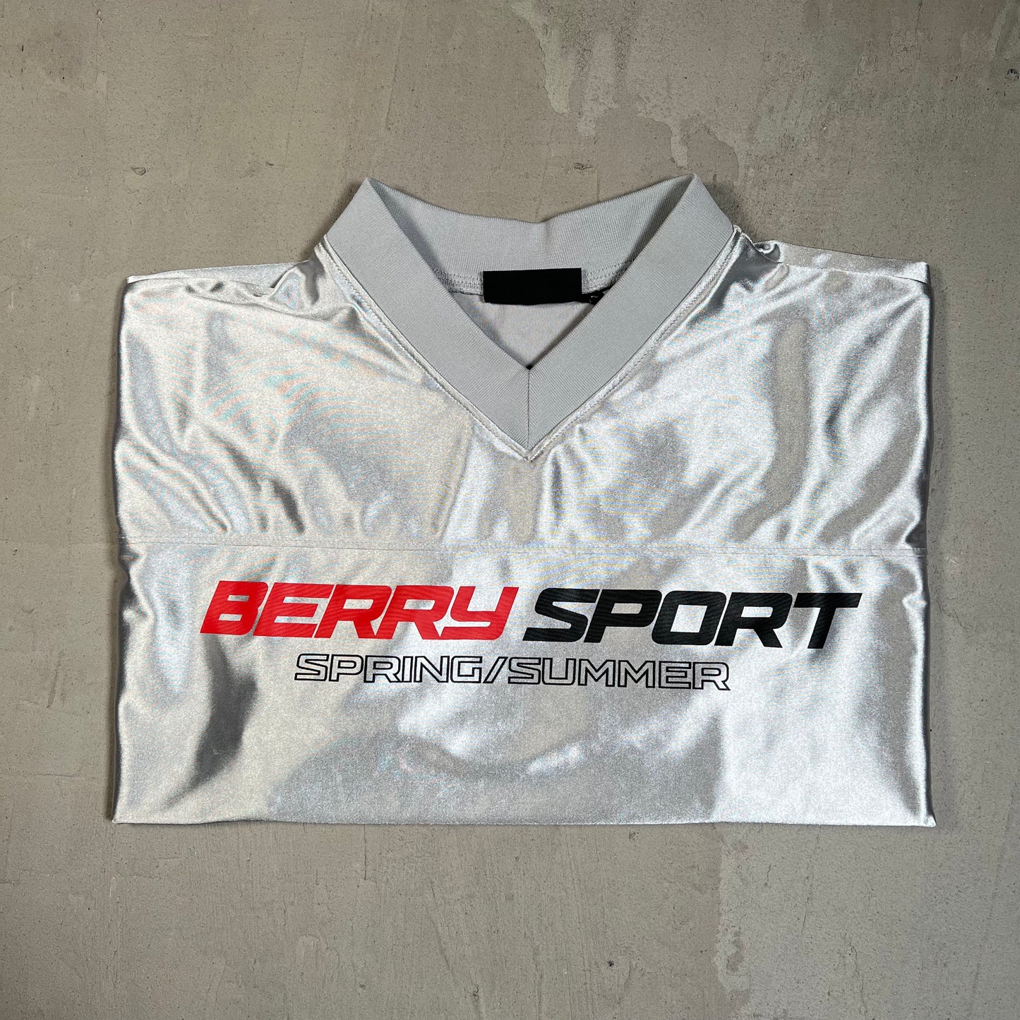 GV Gallery Raspberry Hills Grey "Berry Sport" Jersey Size Small USED x17712