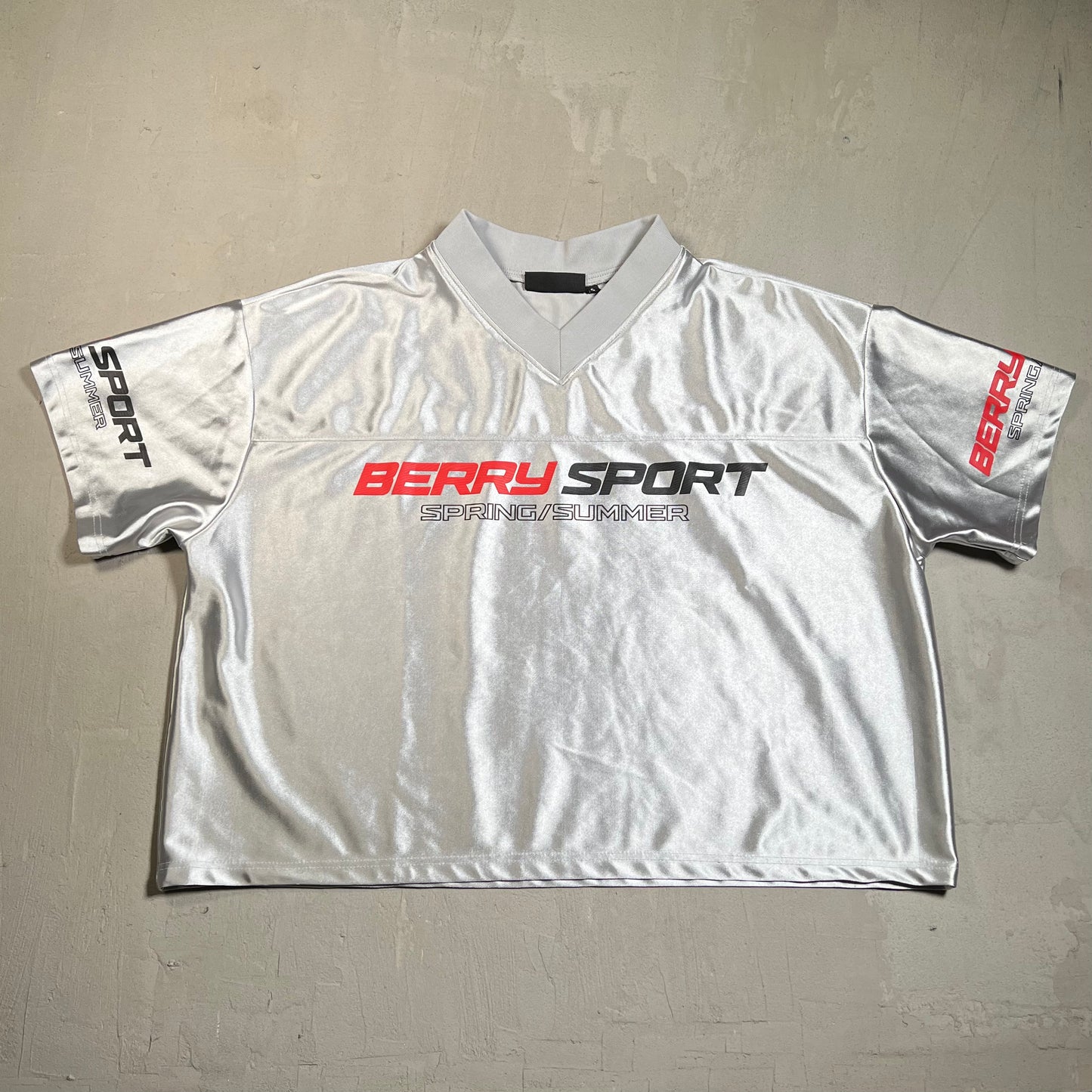 GV Gallery Raspberry Hills Grey "Berry Sport" Jersey Size Small USED x17712