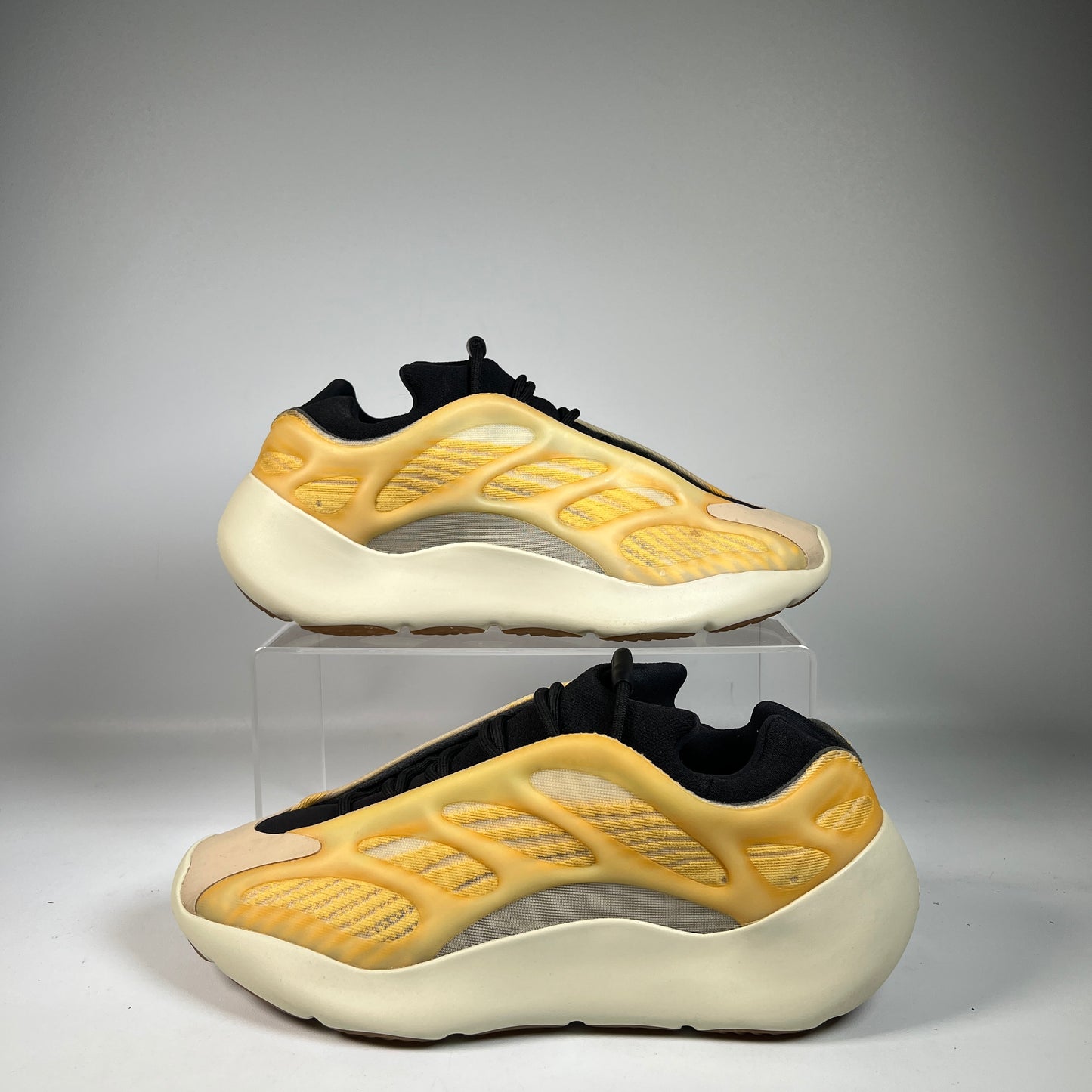 Yeezy 700v3 Mono Safflower (2022) Size 10 USED s22962