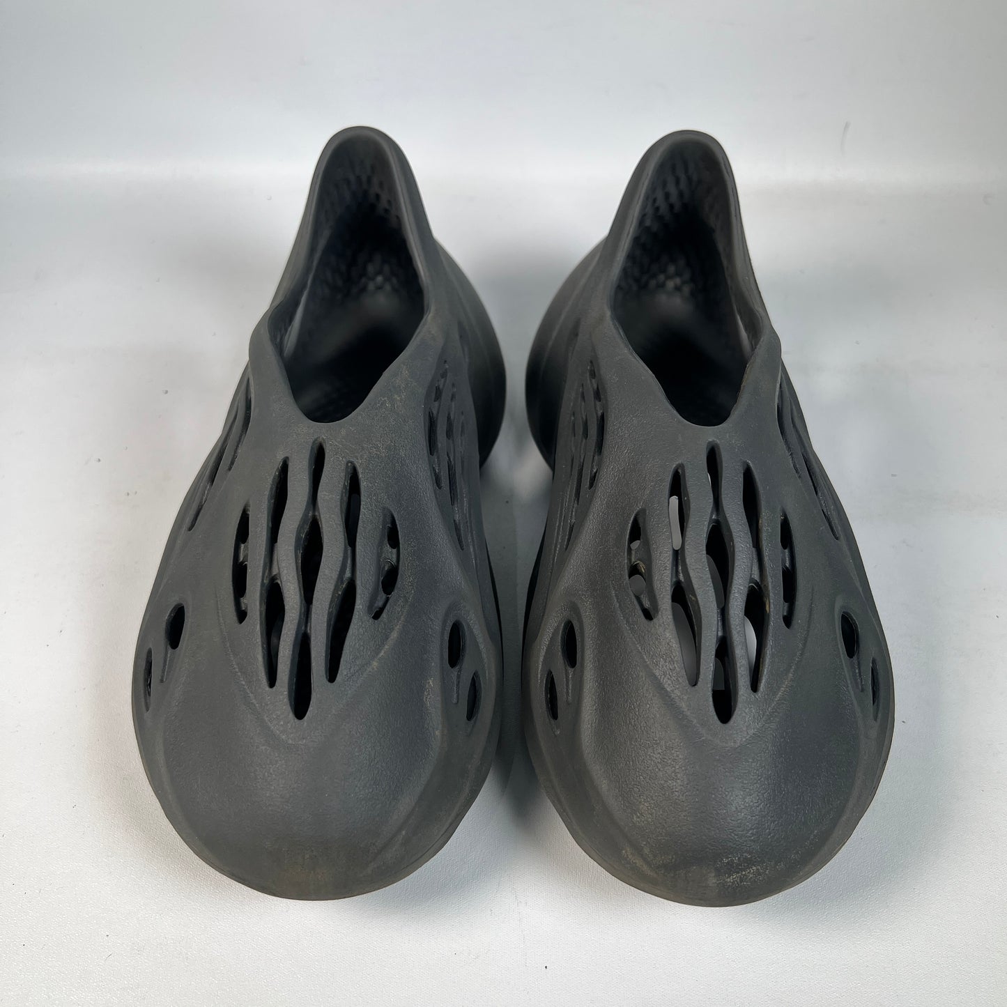 Yeezy Foam Runner Carbon (2023) Size 8 USED s22949