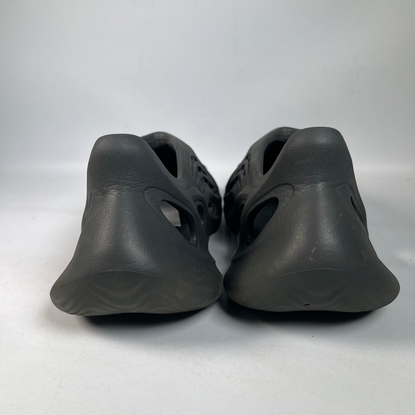 Yeezy Foam Runner Carbon (2023) Size 8 USED s22949