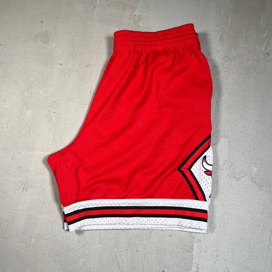 Mitchell and Ness Chicago Bulls 1997-98 Red Shorts Size Large USED v19603