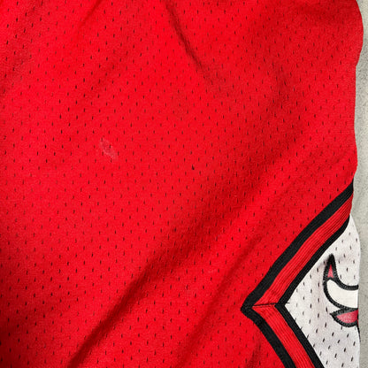 Mitchell and Ness Chicago Bulls 1997-98 Red Shorts Size Large USED v19603