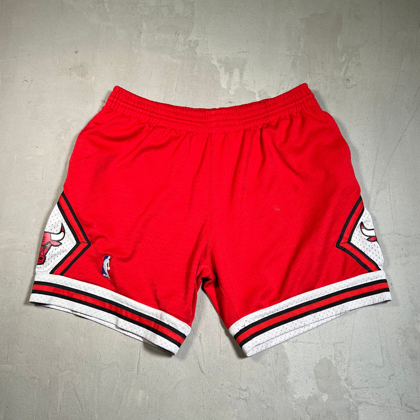 Mitchell and Ness Chicago Bulls 1997-98 Red Shorts Size Large USED v19603