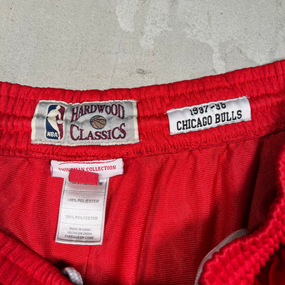 Mitchell and Ness Chicago Bulls 1997-98 Red Shorts Size Large USED v19603
