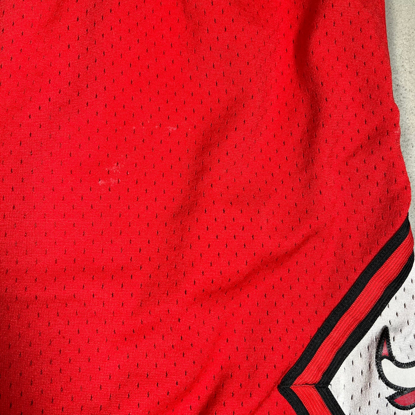 Mitchell and Ness Chicago Bulls 1997-98 Red Shorts Size Large USED v19603