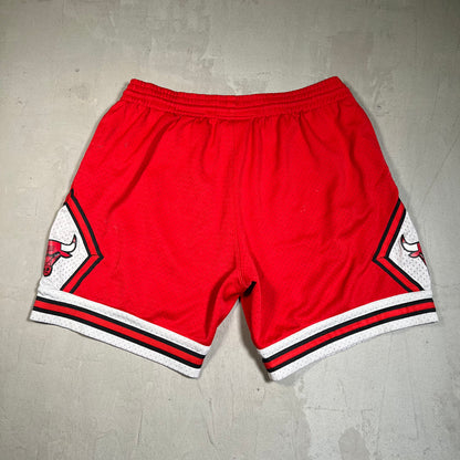 Mitchell and Ness Chicago Bulls 1997-98 Red Shorts Size Large USED v19603
