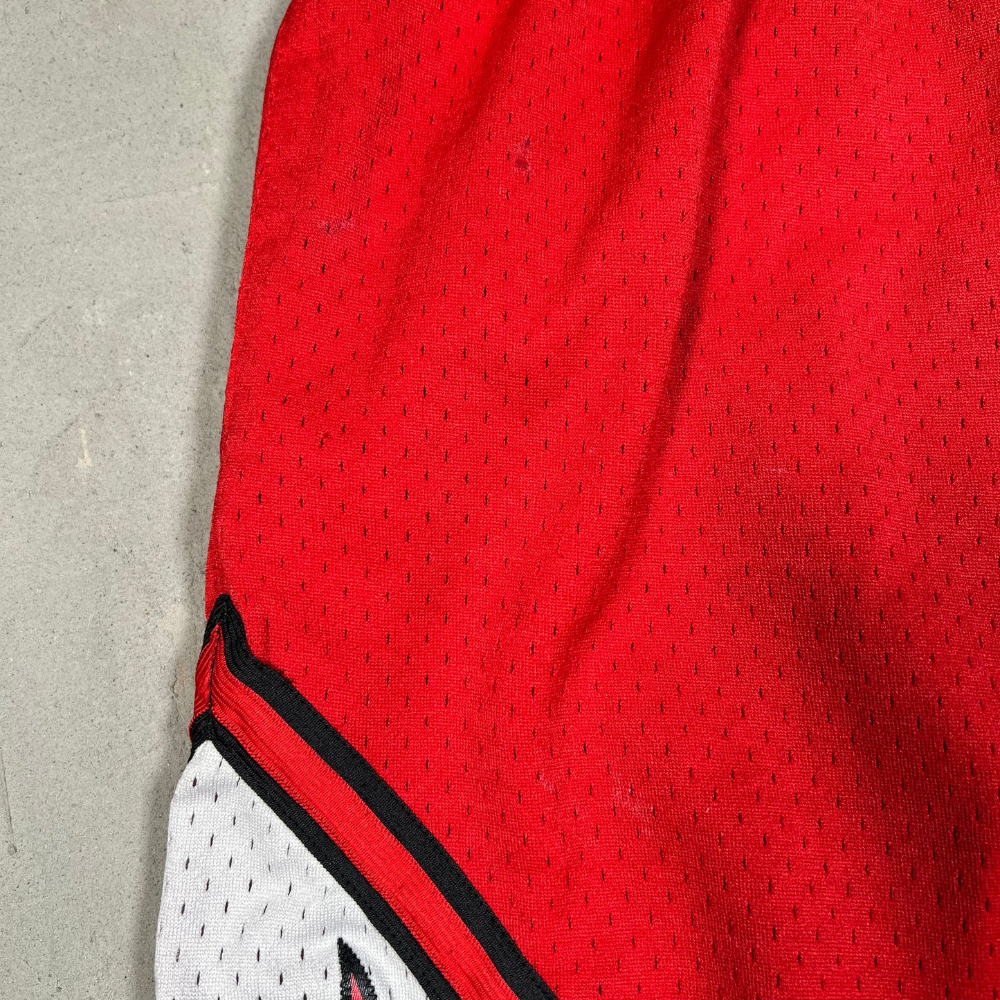 Mitchell and Ness Chicago Bulls 1997-98 Red Shorts Size Large USED v19603