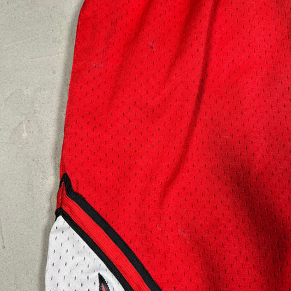 Mitchell and Ness Chicago Bulls 1997-98 Red Shorts Size Large USED v19603
