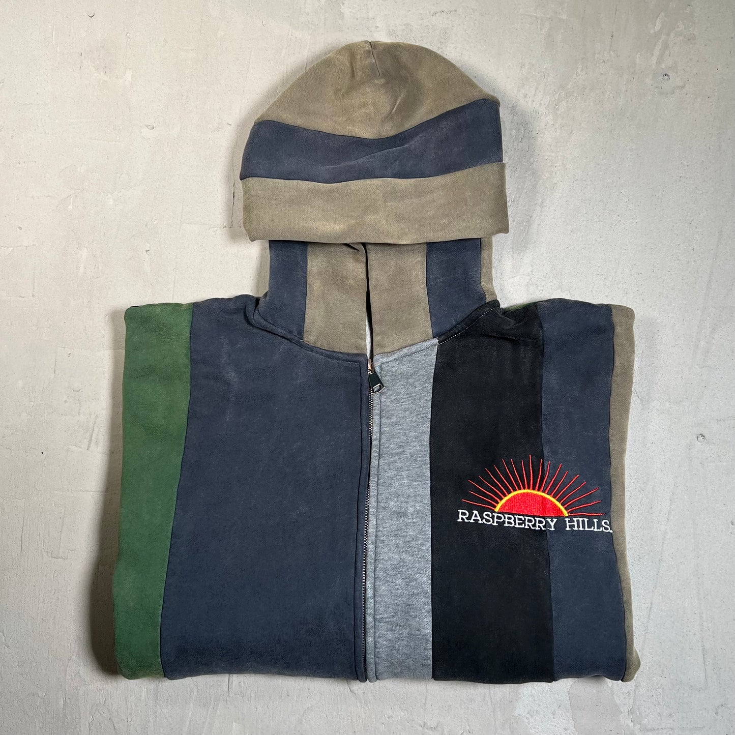 GV Gallery Raspberry Hills Bonsai Hoodie Size Medium USED x17730