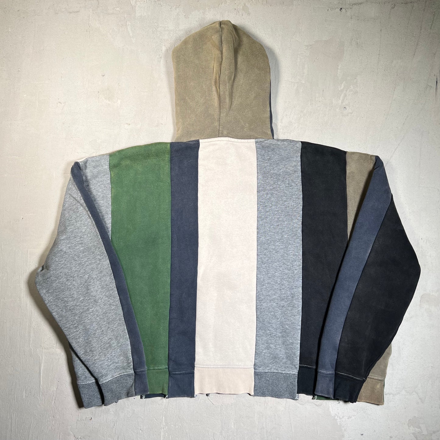 GV Gallery Raspberry Hills Bonsai Hoodie Size Medium USED x17730