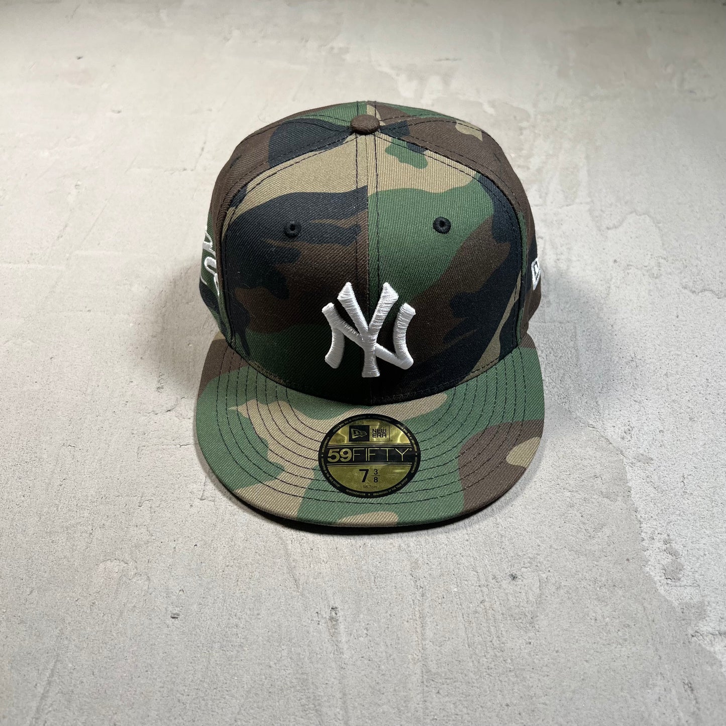 Supreme New York Yankees New Era Woodland Camo Fitted Hat Size 7 3/8 USED x177689