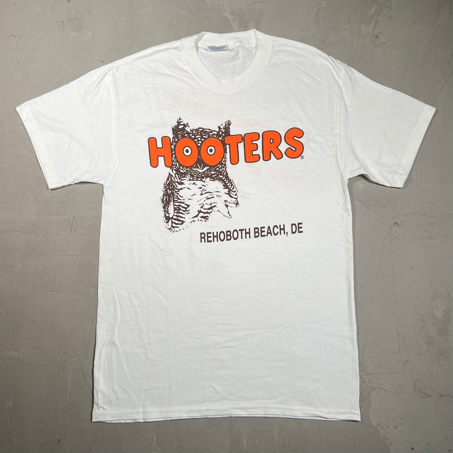 2000s Hooters "Rehobeth" White Tee Size Small USED v19706