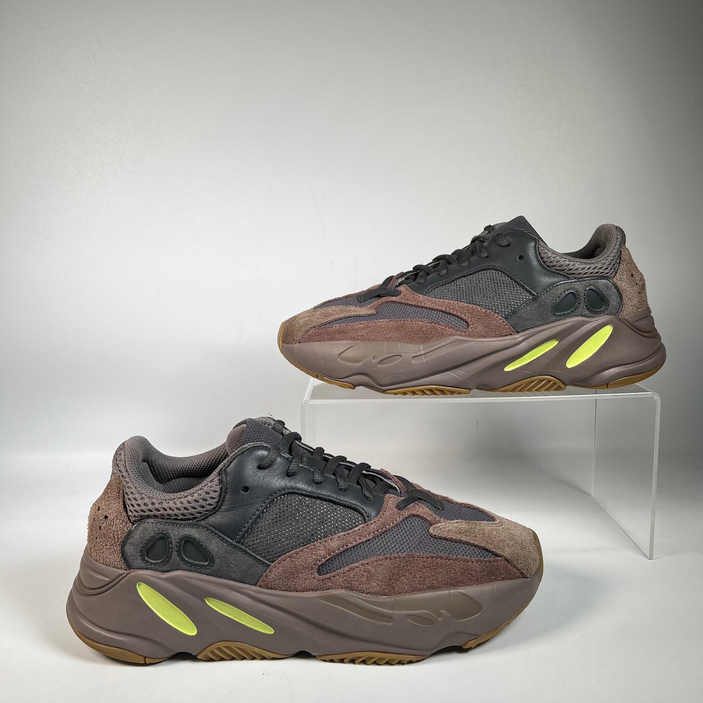 Yeezy 700 Mauve (2018) Size 9 USED s22778