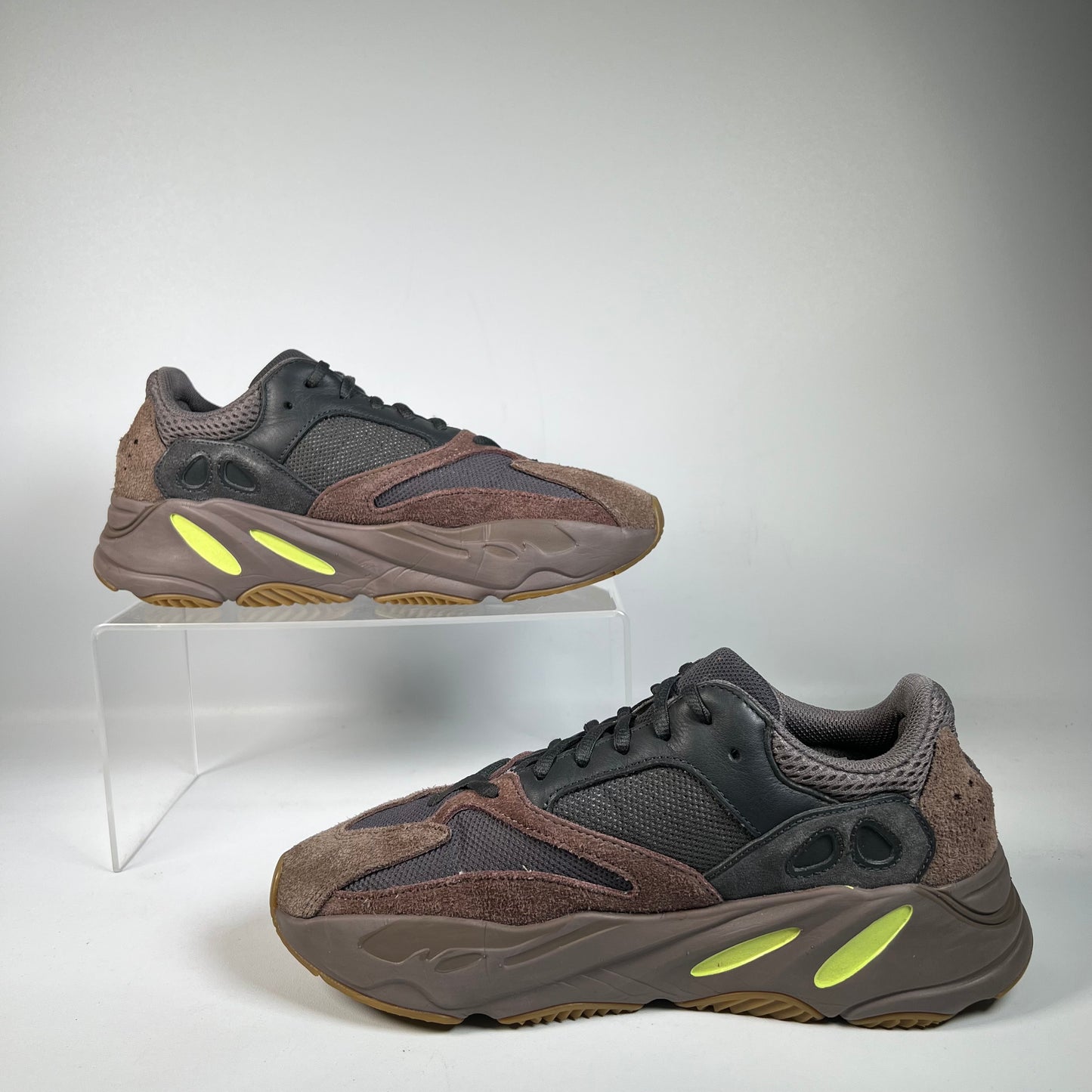 Yeezy 700 Mauve (2018) Size 9 USED s22778
