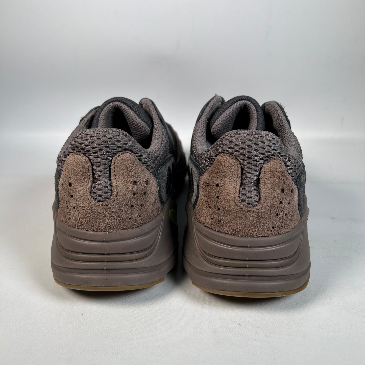 Yeezy 700 Mauve (2018) Size 9 USED s22778
