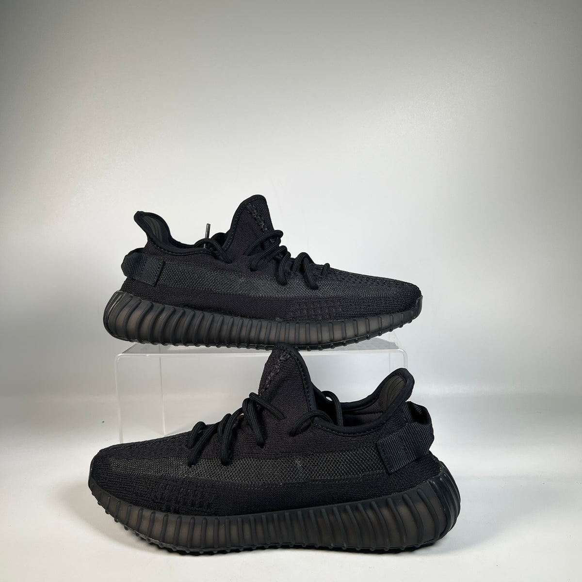 Yeezy 350 Onyx (2022) Size 8.5 NEW s23243