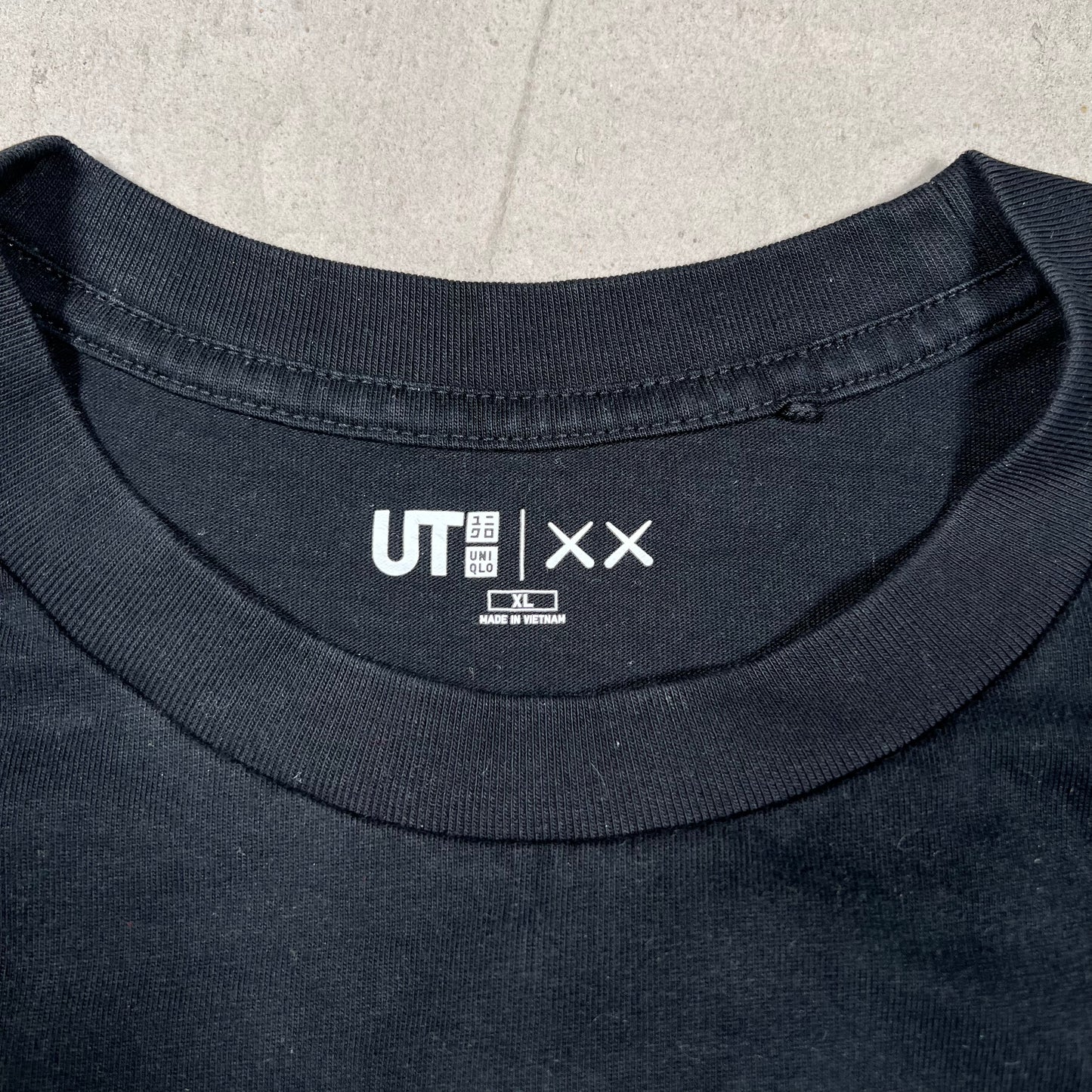 Kaws Uniqlo Sitting Together Black Tee Size XL USED x17880