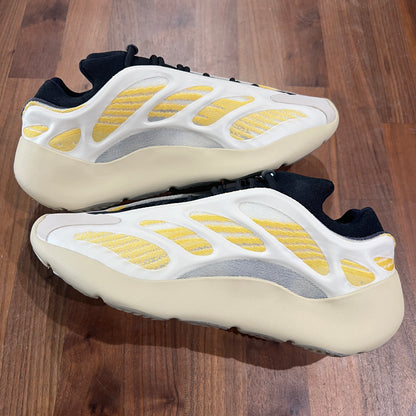 Yeezy 700 V3 Safflower Size 10.5 NEW s14172