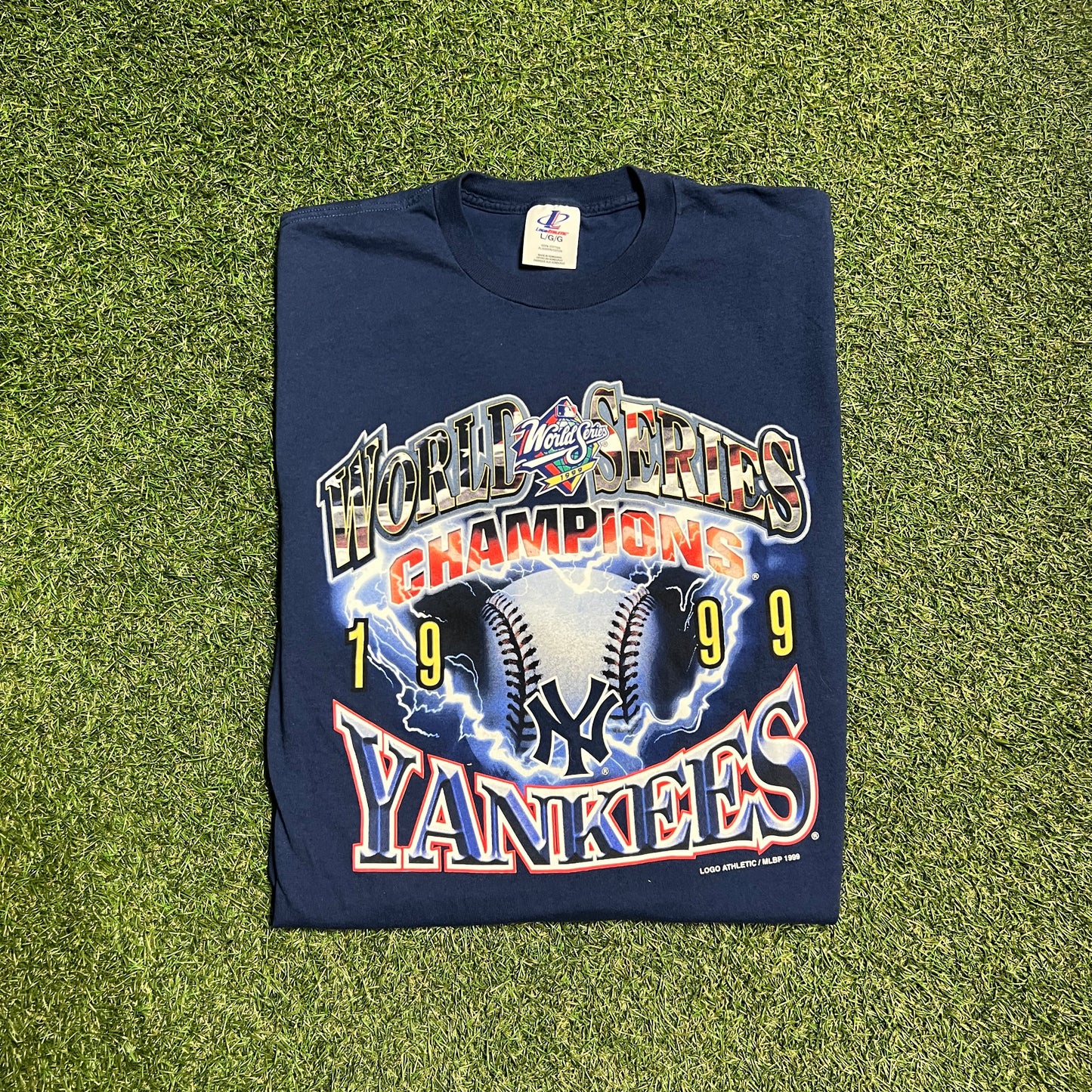 1999 World Series Champions Yankees Lightning Baseball Navy Tee Size Large USED v14157