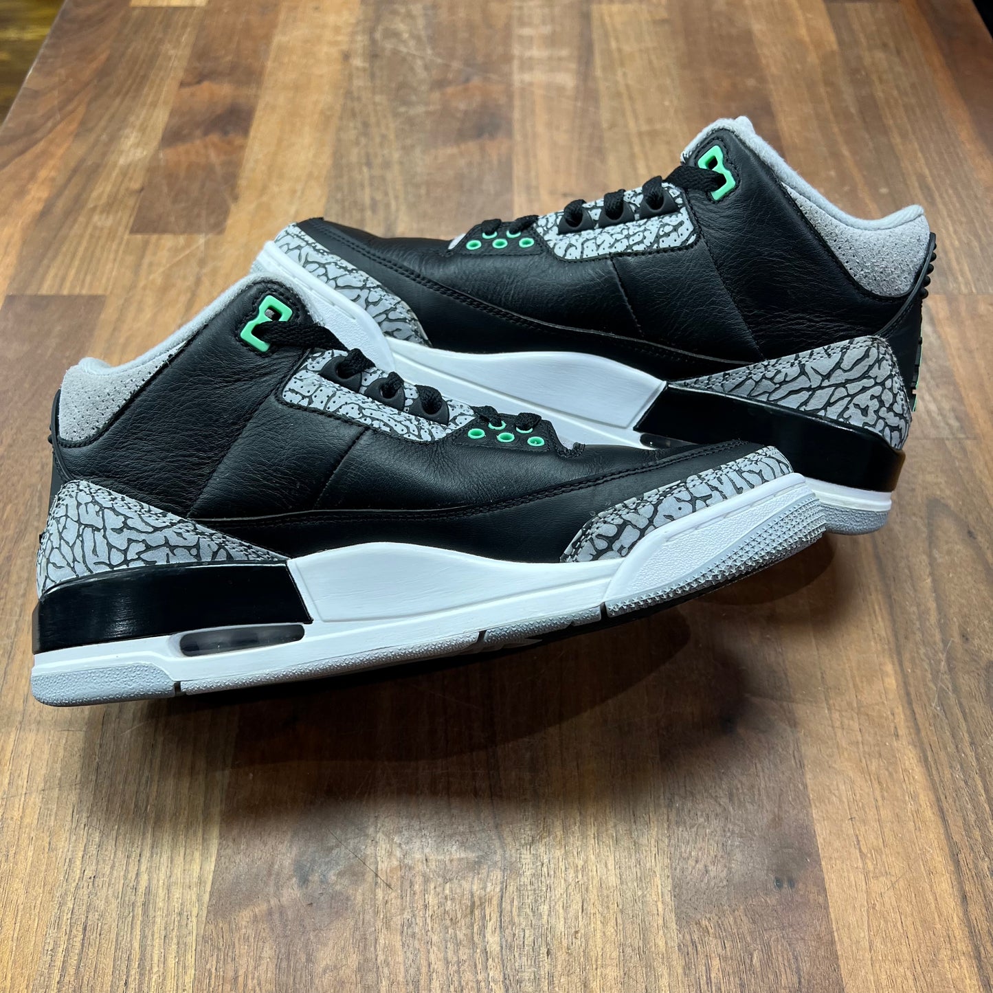 Jordan 3 Green Glow Size 8 USED s16019