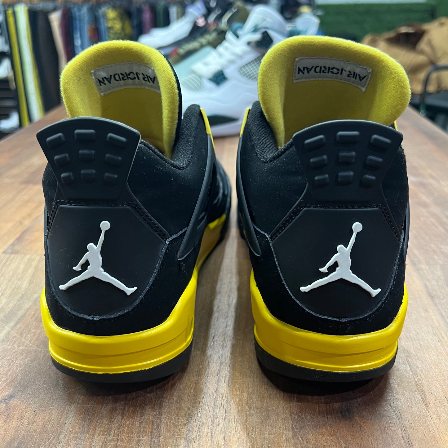 Jordan 4 Retro Thunder (2012) Size 8 USED S16166