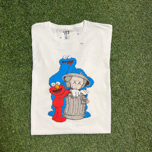 Kaws Uniqlo Cookie Monster Elmo Trash Can Tee White Size XXL NEW x9493