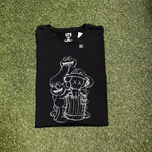 Kaws Sesame ST Uniqlo Outline Trash Can Picture Black Tee Size XXL NEW x9184