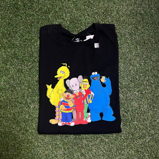 Kaws Sesame ST Uniqlo Group Picture Black Tee Size XXL NEW x9189