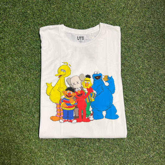 Kaws Sesame ST Uniqlo Group Picture White Tee Size XXL NEW x9179