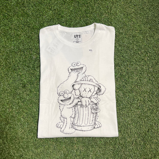 Kaws Uniqlo Family Outline Picture White Tee Size XXL NEW x9498