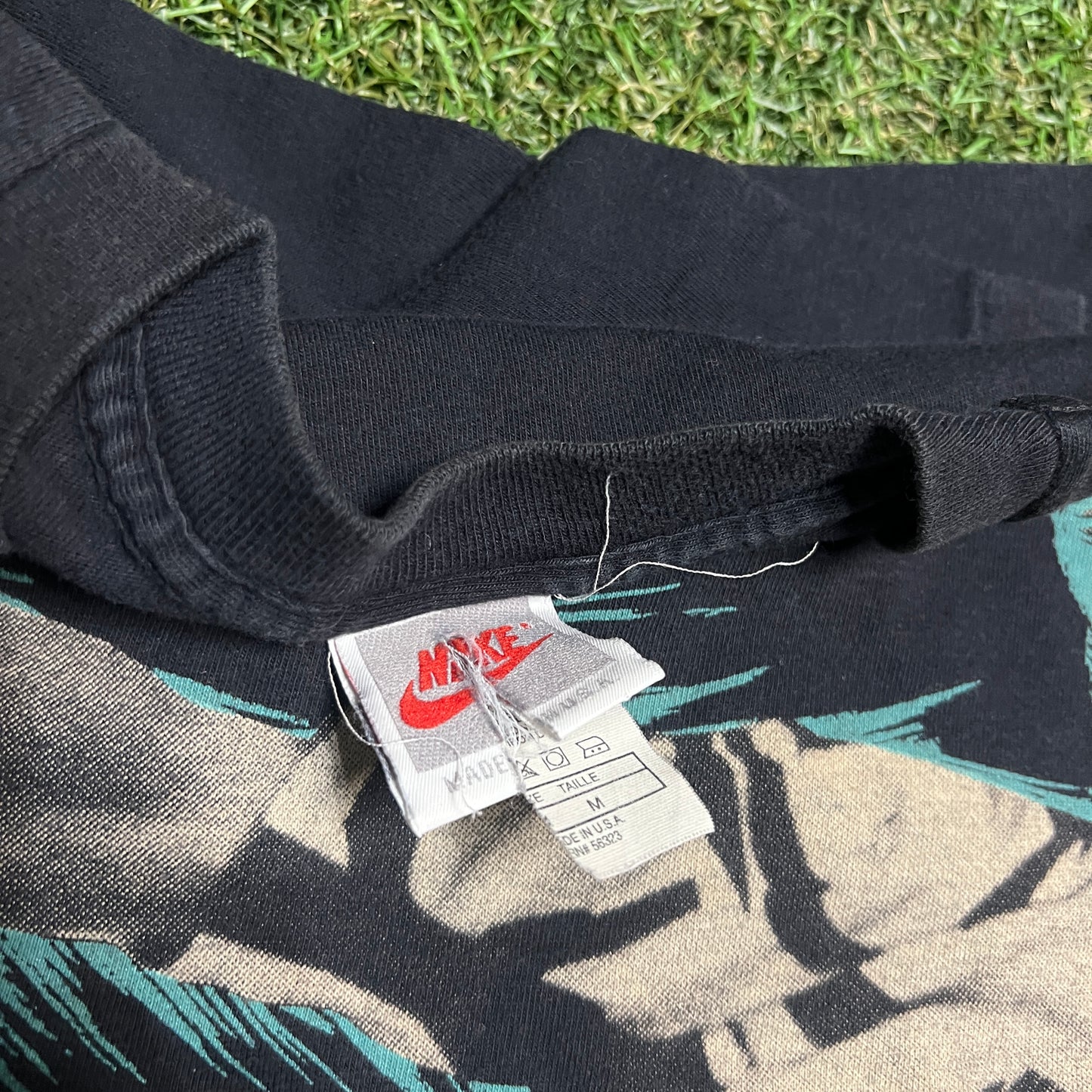 1990s Nike Soccer Full Print Punting Black Tee Size Medium USED v8841