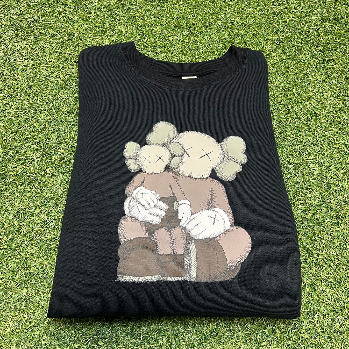 Uniqlo x KAWS Black Crewneck Size Medium USED x12448