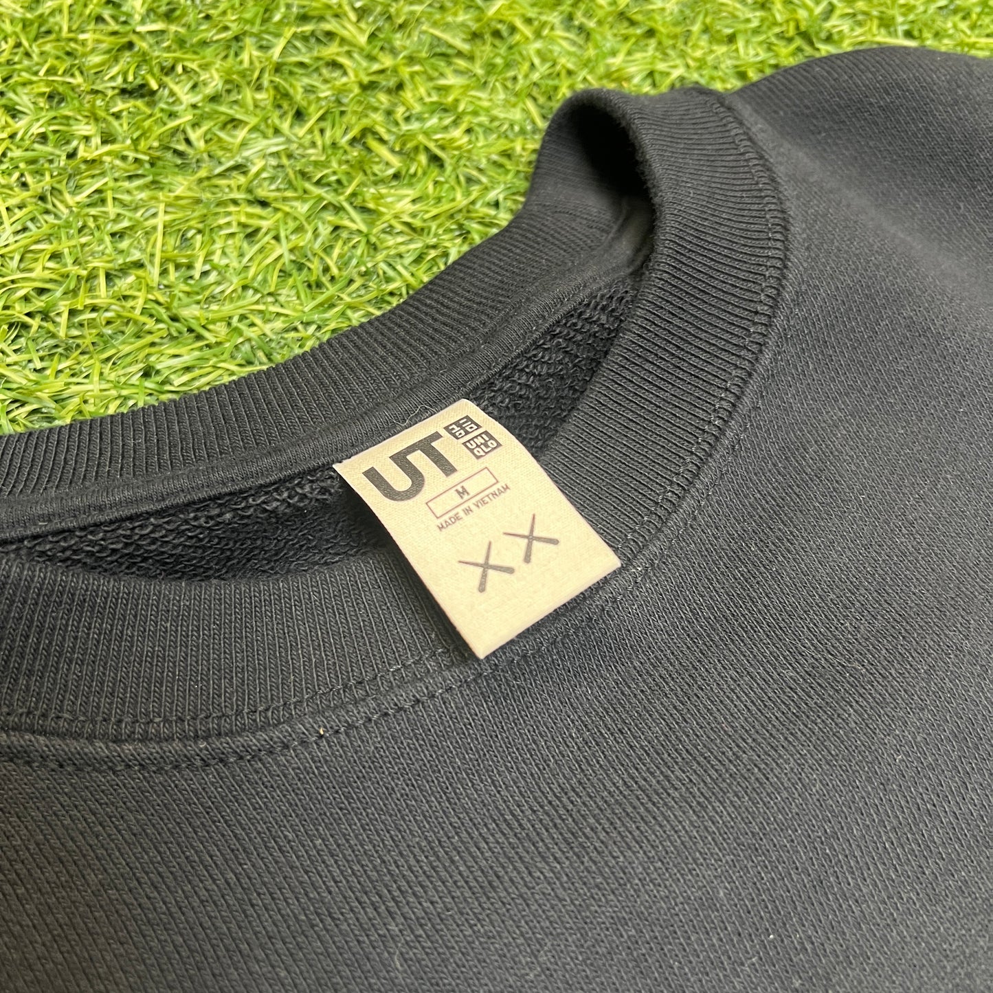 Uniqlo x KAWS Black Crewneck Size Medium USED x12448