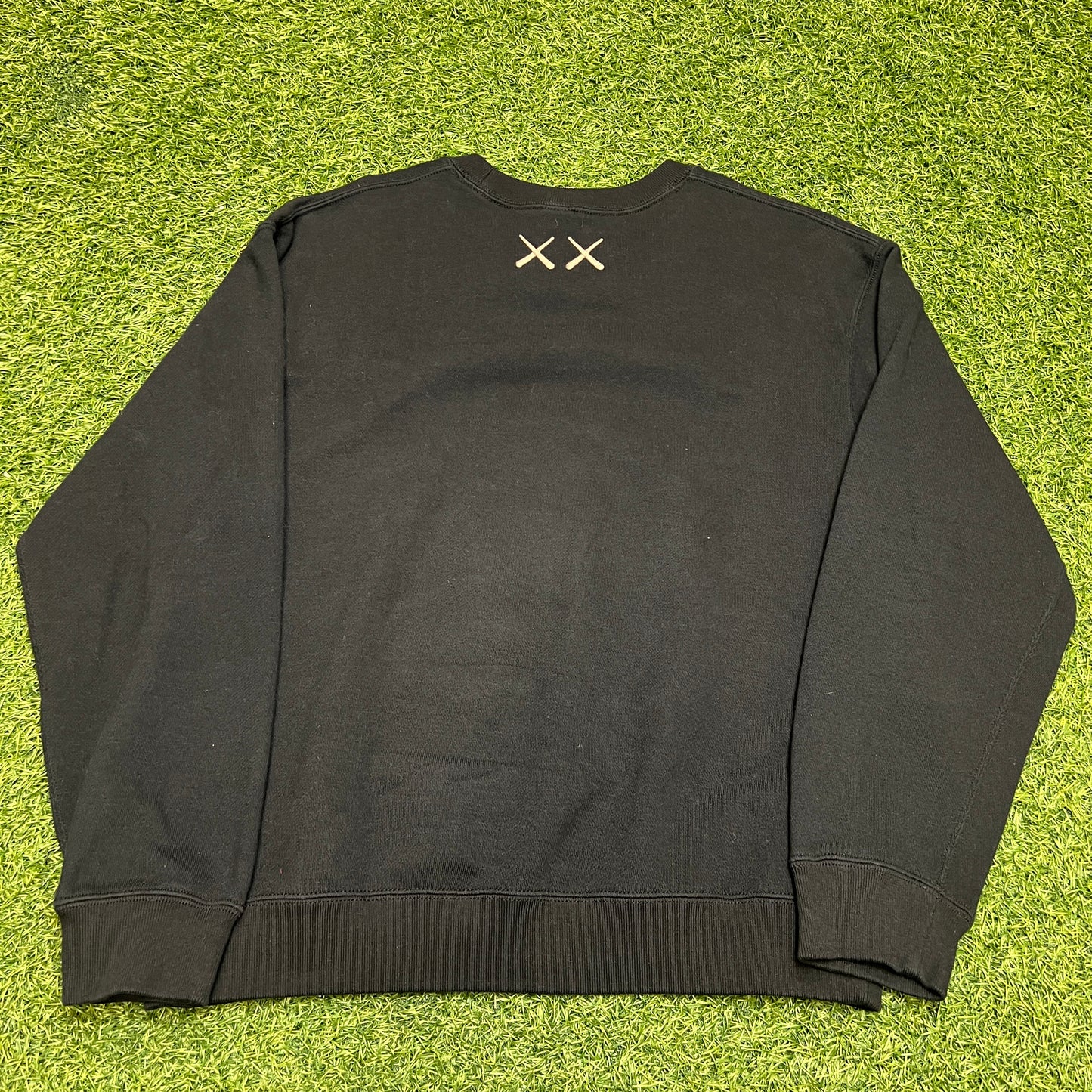 Uniqlo x KAWS Black Crewneck Size Medium USED x12448