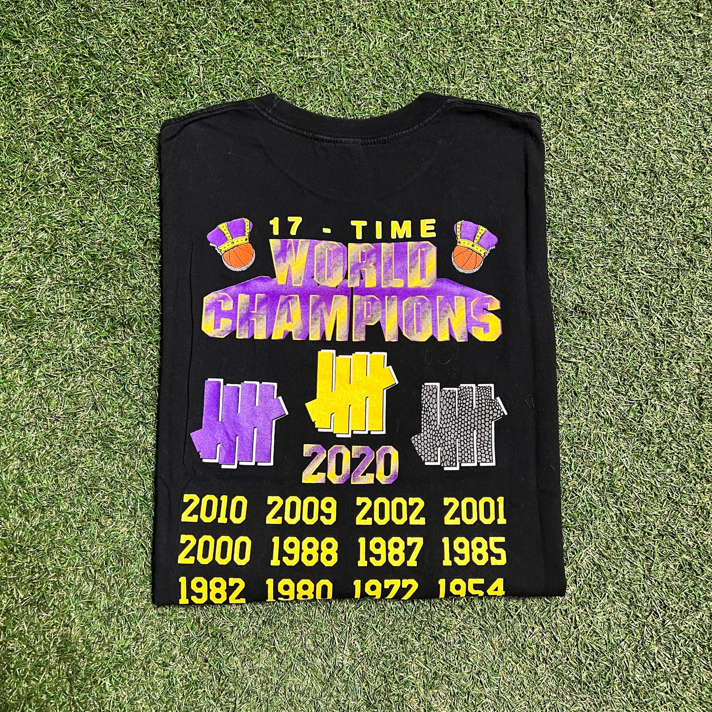 Undefeated Lakers 2020 17 World Champs Black Tee Size Large USED x11918