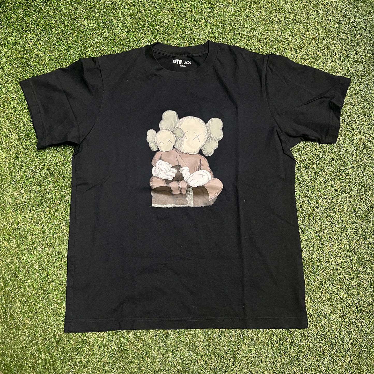 Kaws x Uniqlo Two Figures Black Tee Size Medium USED x12040