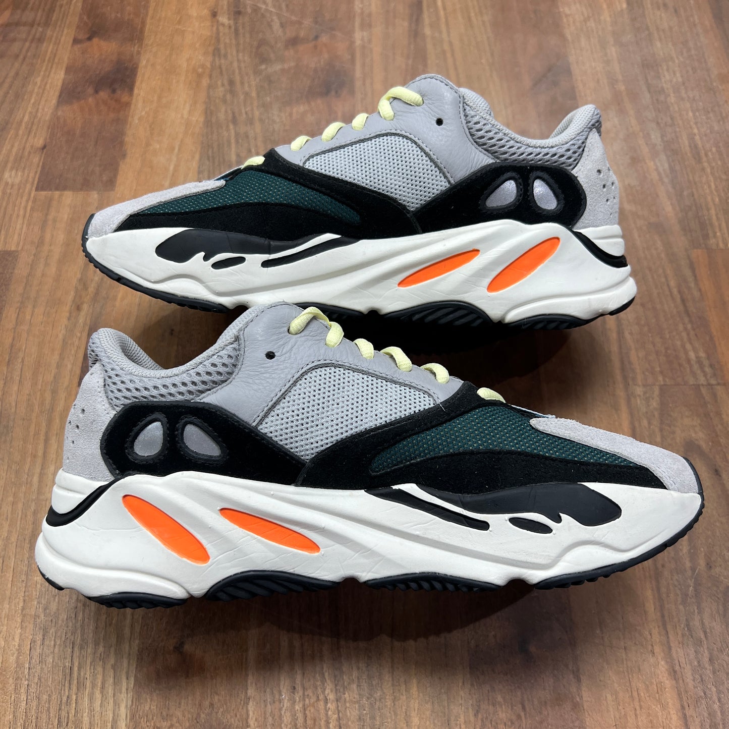 Yeezy 700 Waverunner Size 9 USED s15667