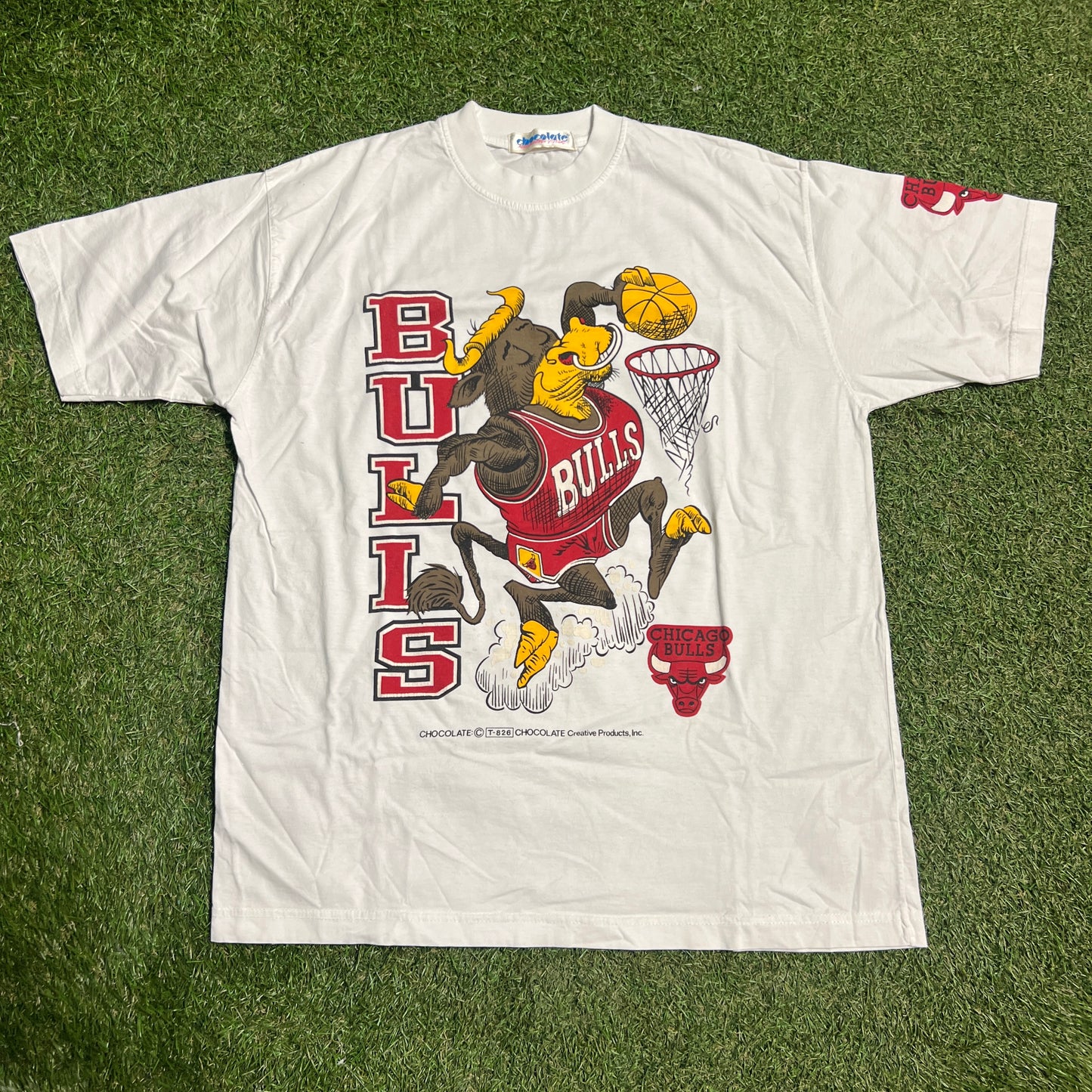 1990s Bulls Dunking "Chocolate" Tag White Tee Size Large USED v15650
