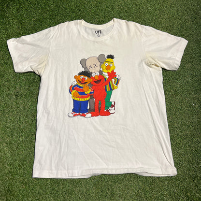 Market Alien Looking at Earth Black Tee Size Large USED x13232